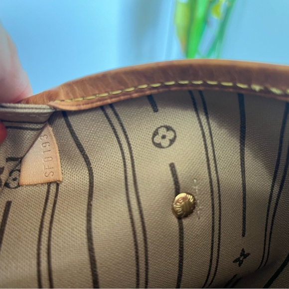 Neverfull MM in Monogram - Picture 17 of 17